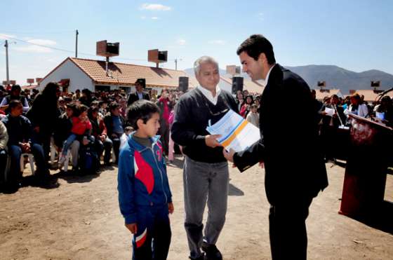 El Gobernador entregó viviendas a 209 familias en Cerrillos