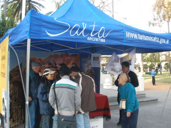 Información turística en plaza 9 de Julio y circuito religioso guiado