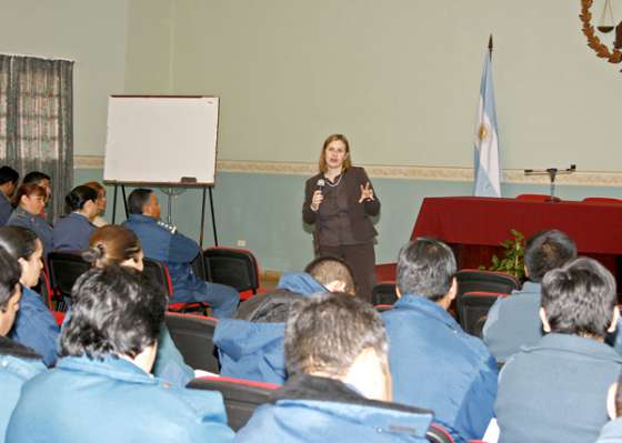 Agentes penitenciarios se capacitan sobre derechos humanos 