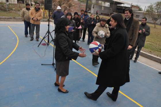 En barrio Don Emilio el Gobierno inauguró un playón deportivo