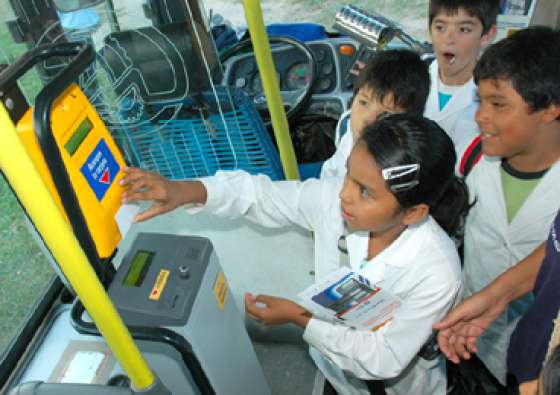 El domingo los niños viajan gratis en colectivo 