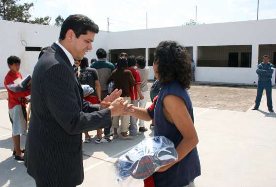 Jóvenes en conflicto con la ley penal recibieron ropa e indumentaria deportiva