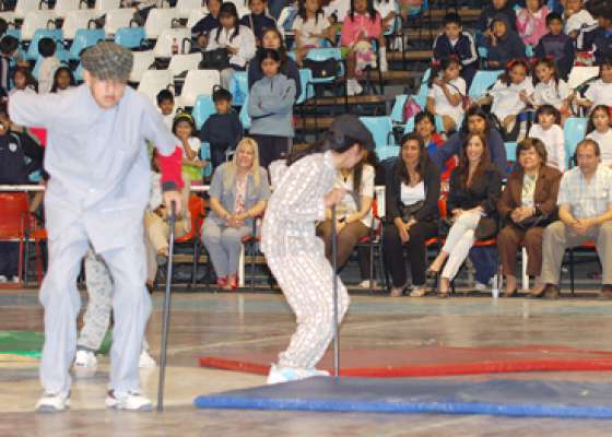 Gala de Educación Física en el estadio Delmi 