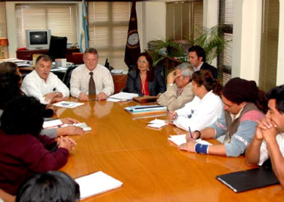 El Ministro de Gobierno recibió a pobladores de Coronel Cornejo 