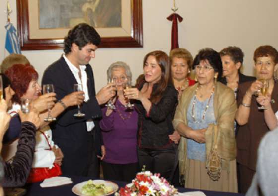 El Gobernador recibió a reinas de la tercera edad 