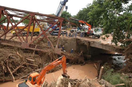 Urtubey ordenó afianzar las tareas de asistencia y de recuperación y defensa de la infraestructura 