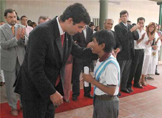 El Gobernador inauguró un nuevo edificio escolar en la zona oeste de la ciudad 