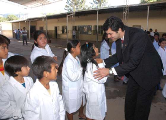 En el primer día de clases, Urtubey visitó escuelas en Tartagal 