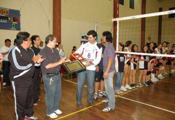 El Gobernador recibió un reconocimiento por su apoyo al deporte 