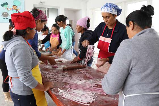 Dictan talleres de cocina saludable a madres y padres de los CPI