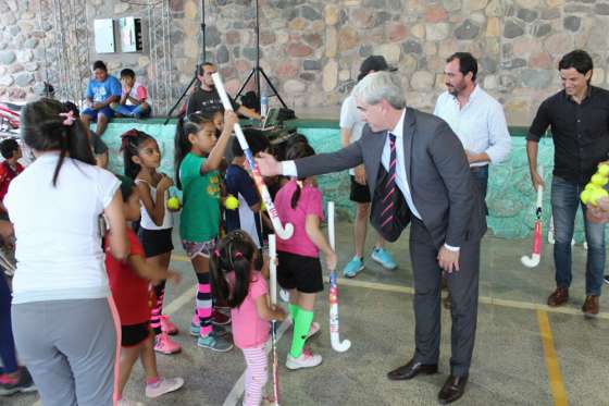 El programa Sembrando Hockey llegó al Valle de Lerma