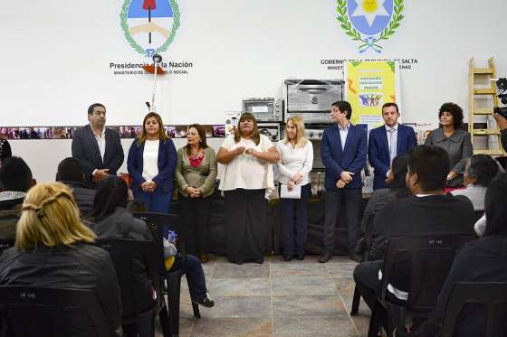 Apoyo a emprendedores de la Provincia con la entrega de herramientas para talleres familiares