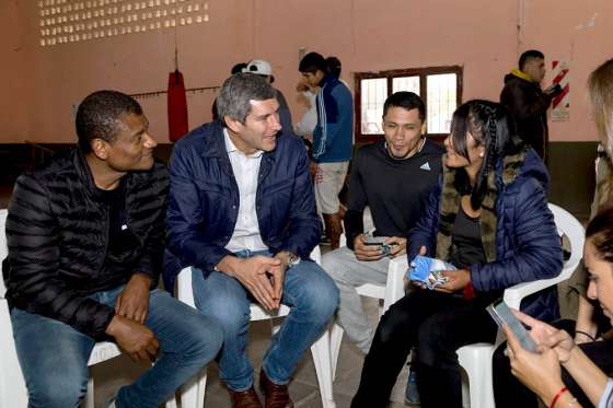 Jóvenes de la escuela de boxeo  de barrio Los Álamos dialogaron con el Jefe de Gabinete