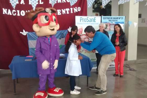 Niños de barrio Don Emilio recibieron sus lentes terapéuticos