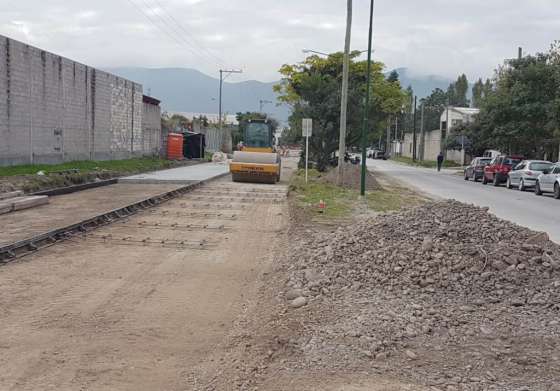 Vialidad pavimenta la avenida Ragone en la zona sur de Capital