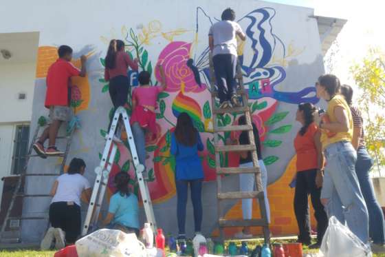 Inauguran mural pintado por adolescentes en el Centro de Salud 17 de Mayo