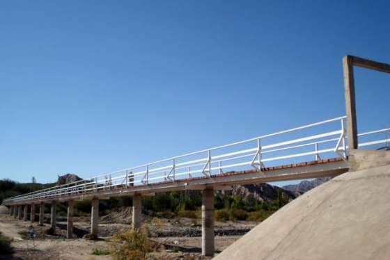 Está próxima a finalizar la construcción de una pasarela peatonal en Angastaco