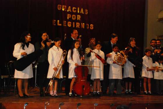 Alumnos de la escuela Alberto Einstein fabricaron un andador postural para un niño de escuela rural