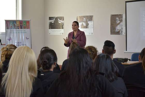 Futuros estilistas se capacitan para prevenir la violencia de género