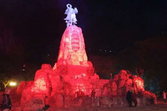 Por el Día Mundial del Donante de Sangre iluminan de rojo sitios emblemáticos