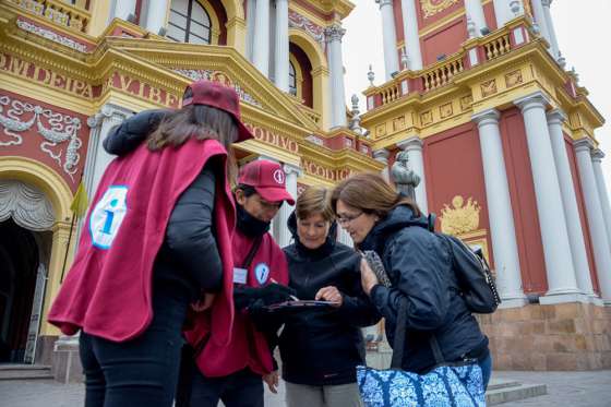 Los Anfitriones Turísticos brindan información a los turistas que visitan Salta