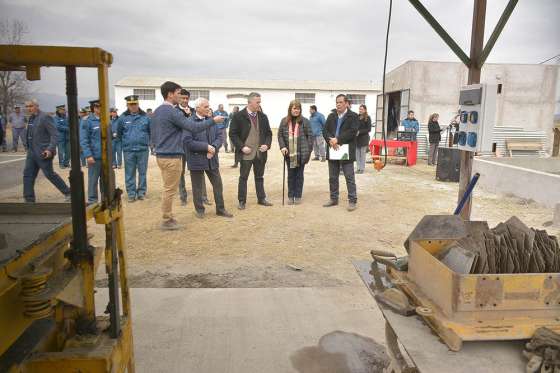 En la granja penal de Cerrillos fabrican adoquines, bloques y pavimento articulado