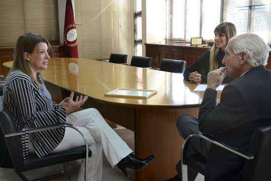 López Arias recibió a referente del diálogo interreligioso, reconocida con el premio Jean Louis Tauran