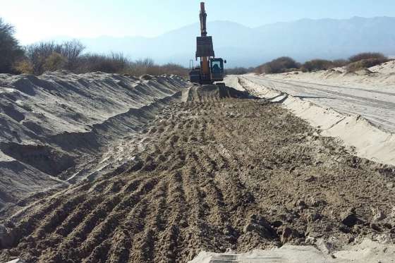 Realizan tareas de limpieza y encauzamiento en el río Chuscha