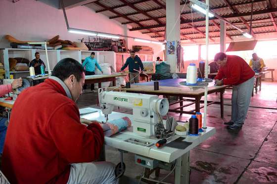 Internos de Villa Las Rosas fabrican equipamiento para la rehabilitación física de niños