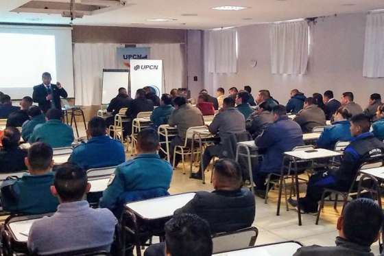 Penitenciarios y policías se capacitan en negociación en crisis