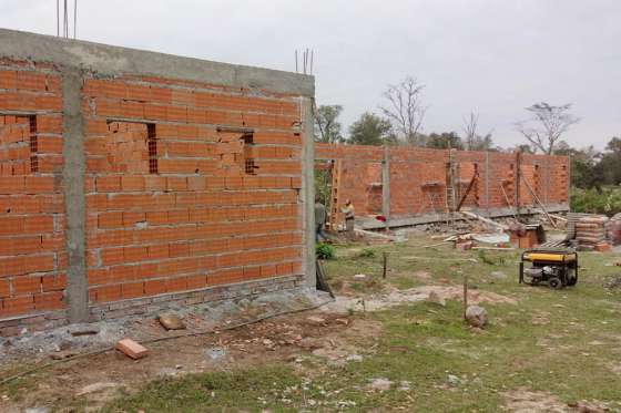 Construyen un nuevo edificio de nivel medio con albergue en Los Naranjos