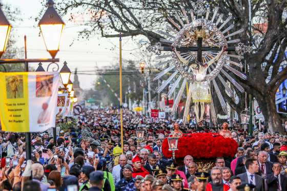 Salta honró al Señor y a la Virgen del Milagro con una multitudinaria procesión y renovó el Pacto de Fidelidad