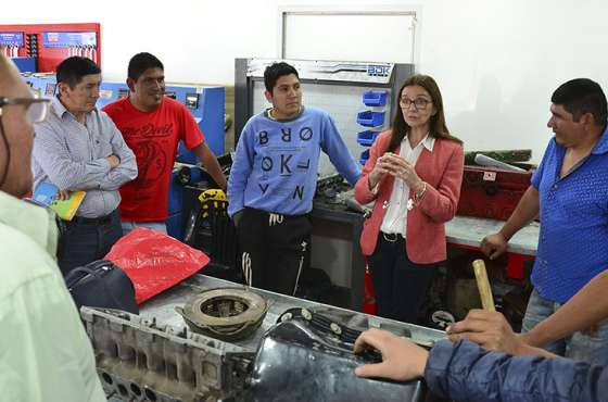 En Rivadavia Banda Sur funciona un aula taller móvil sobre mecánica de motores