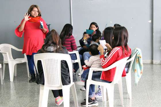 Especialistas en abordaje comunitario coordinan talleres para madres y padres adolescentes