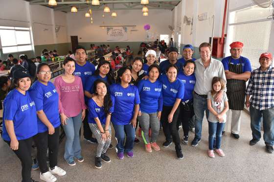 El ministro Klix visitó la escuela de Atocha donde almorzaron más de 350 chicos