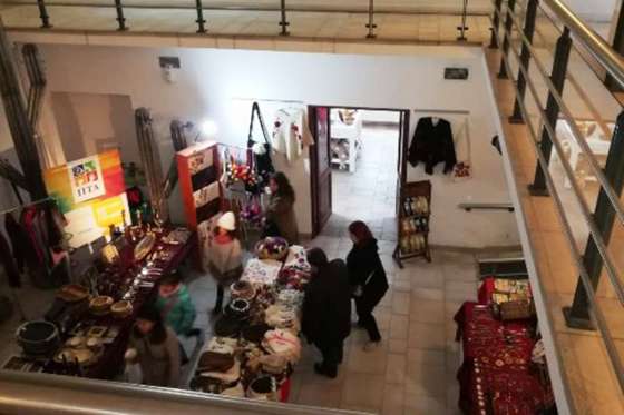 Artesanos del Mercado exponen y venden sus productos en espacios culturales