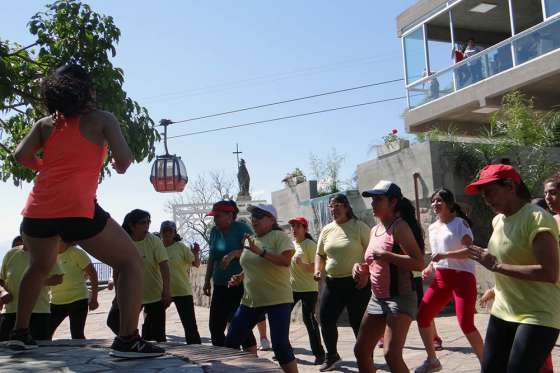 La cima del cerro San Bernardo albergó la tercera muestra de escuelas aeróbicas gratuitas