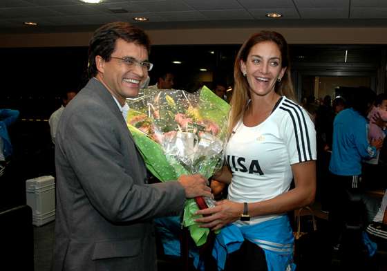 El ministro Posadas recibió en el aeropuerto a Las Leonas