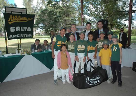 El embajador estadounidense entregó equipos deportivos a clubes salteños de béisbol