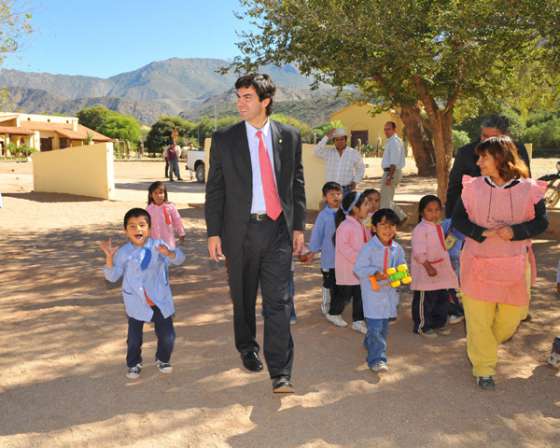 Urtubey visitó la escuela Nº 4.573 de finca Colomé