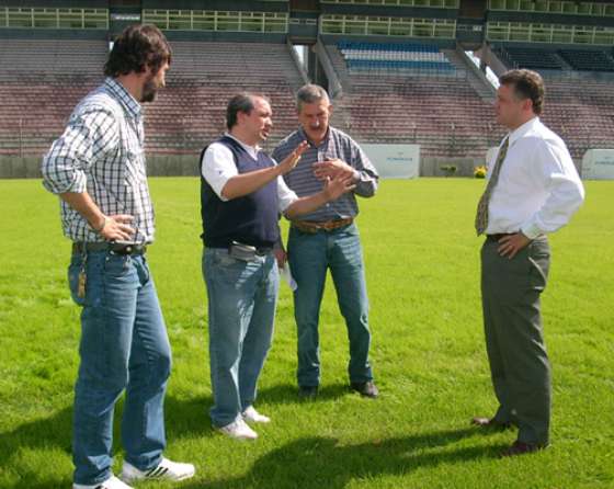 Optimizan el césped de la cancha del estadio Martearena