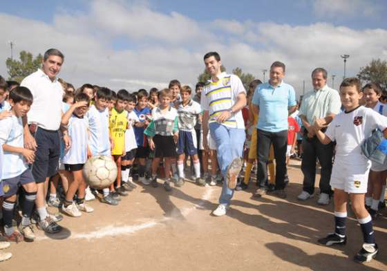 Urtubey dio el puntapié inicial al torneo intercolegial de fútbol de Grand Bourg