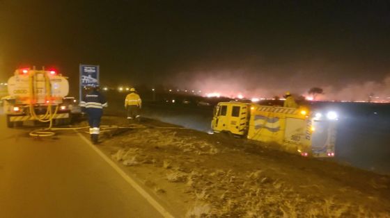 Aguas del Norte asiste a Bomberos para combatir el incendio de Circunvalación Oeste