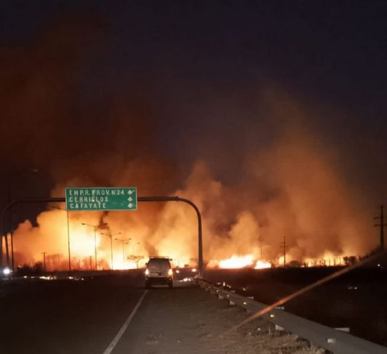 Intenso trabajo articulado para sofocar distintos focos de incendios de pastizales.