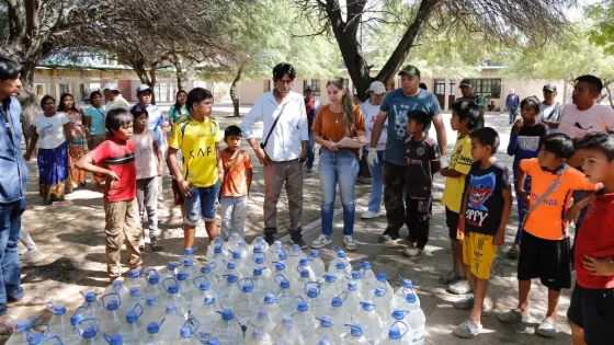 Se entregaron más de 3.300 litros de agua envasada a escuelas de Santa Victoria Este, Rivadavia Banda Norte y Sur