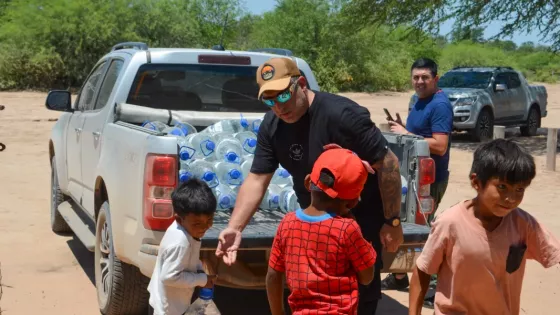 Se entregaron más de 3.300 litros de agua envasada a escuelas de Santa Victoria Este, Rivadavia Banda Norte y Sur