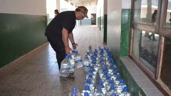 Se entregaron más de 3.300 litros de agua envasada a escuelas de Santa Victoria Este, Rivadavia Banda Norte y Sur