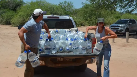 Se entregaron más de 3.300 litros de agua envasada a escuelas de Santa Victoria Este, Rivadavia Banda Norte y Sur