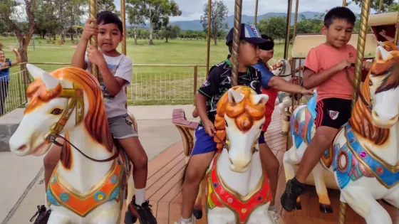 Jornada recreativa en el Parque Bicentenario de los chicos que asisten a la colonia de vacaciones