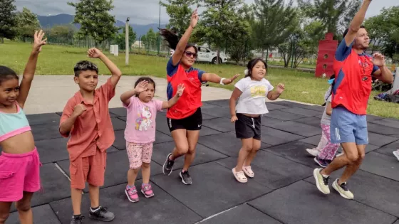 Jornada recreativa en el Parque Bicentenario de los chicos que asisten a la colonia de vacaciones